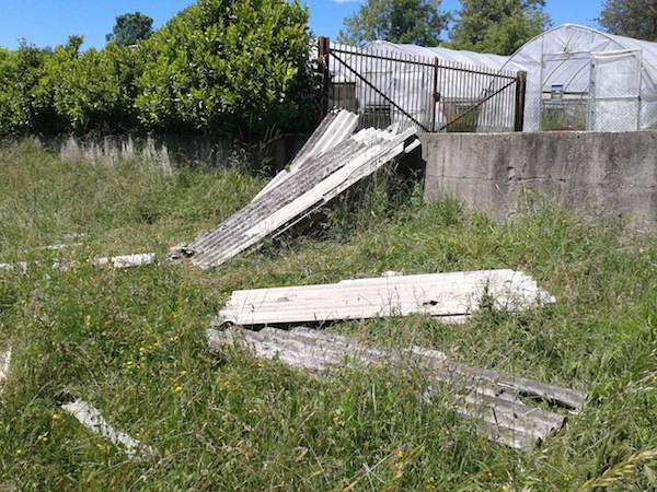 Discarica di eternit (inserita in galleria)