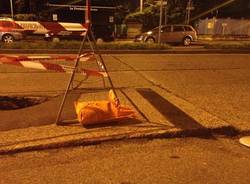 Gallarate: voragine in mezzo alla strada (inserita in galleria)