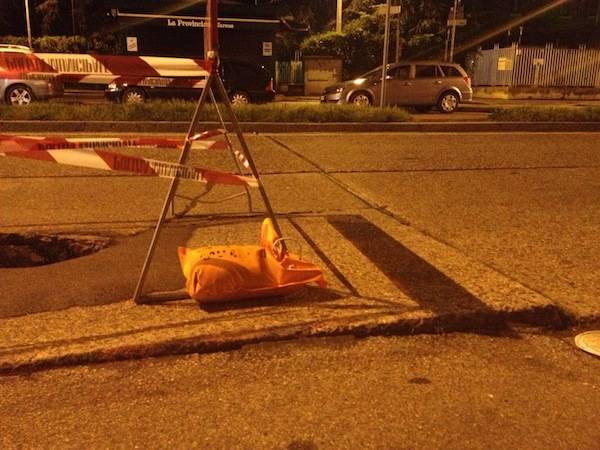 Gallarate: voragine in mezzo alla strada (inserita in galleria)