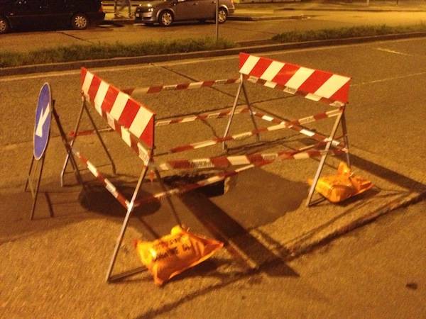 Gallarate: voragine in mezzo alla strada (inserita in galleria)