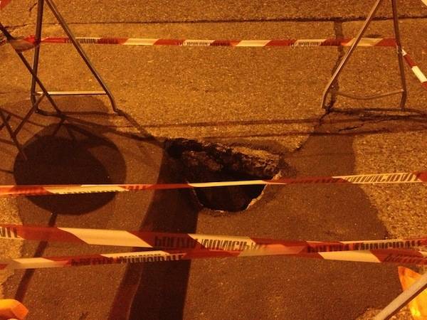 Gallarate: voragine in mezzo alla strada (inserita in galleria)