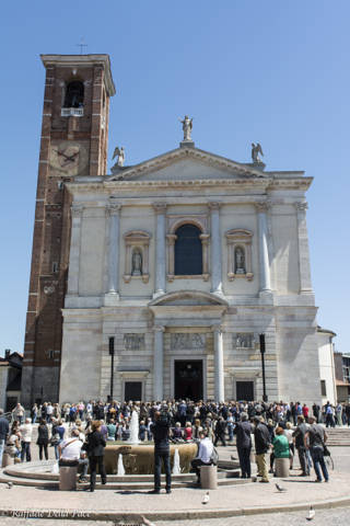 Gran folla ai funerali di Missoni (inserita in galleria)