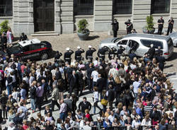 Gran folla ai funerali di Missoni (inserita in galleria)