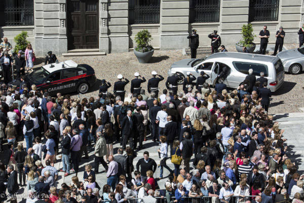 Gran folla ai funerali di Missoni (inserita in galleria)