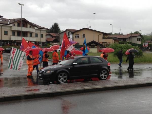 I lavoratori Arcisate-Stabio bloccano la dogana (inserita in galleria)