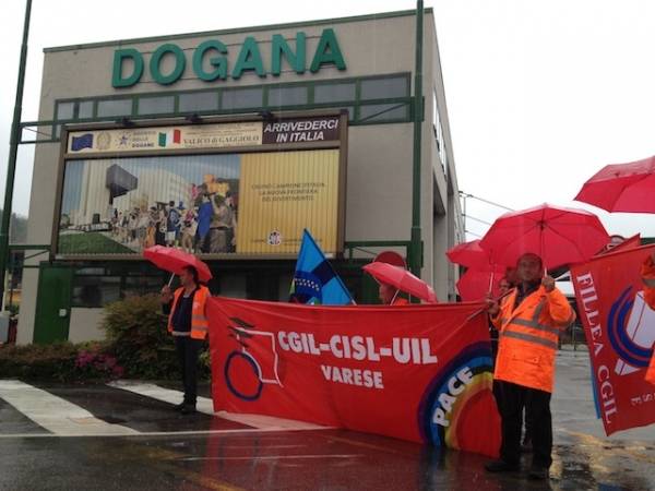 I lavoratori Arcisate-Stabio bloccano la dogana (inserita in galleria)