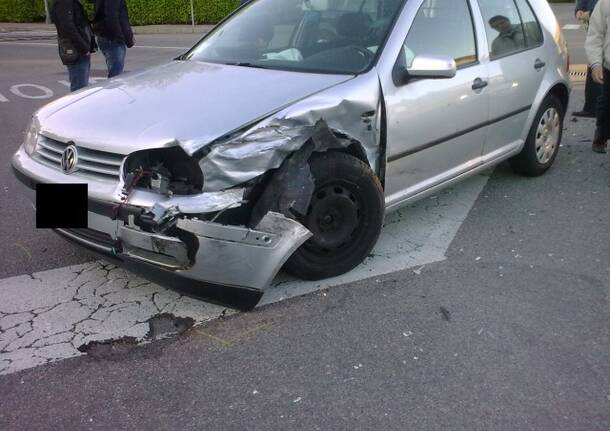 SCONTRO TRA DUE AUTO IN VIA DEI SALICI