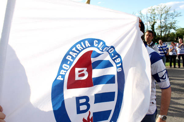Pro Patria la festa fuori dallo stadio (inserita in galleria)
