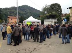 Protesta degli indunesi sul cantiere della ferrovia (inserita in galleria)