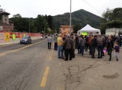 Protesta degli indunesi sul cantiere della ferrovia (inserita in galleria)