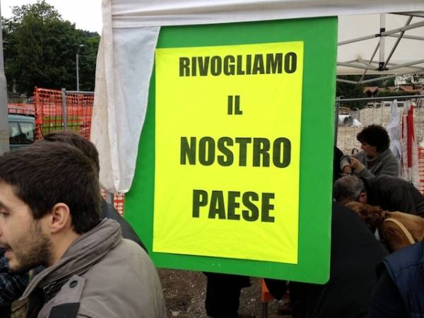 Protesta degli indunesi sul cantiere della ferrovia (inserita in galleria)