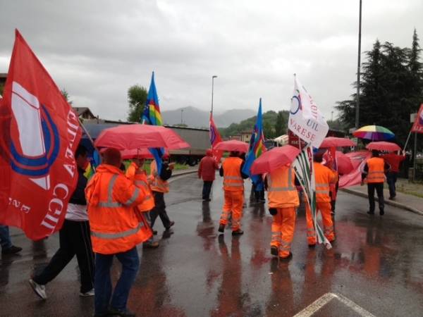 Protesta dei lavoratori del cantiere dell'Arcisate Stabio (inserita in galleria)