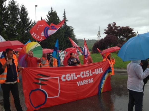 Protesta dei lavoratori del cantiere dell'Arcisate Stabio (inserita in galleria)