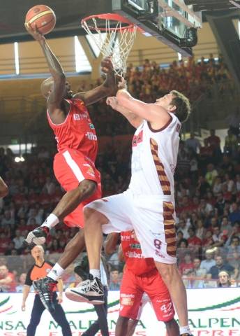 Quarti gara 2 - Cimberio - Umana 81-72 (inserita in galleria)