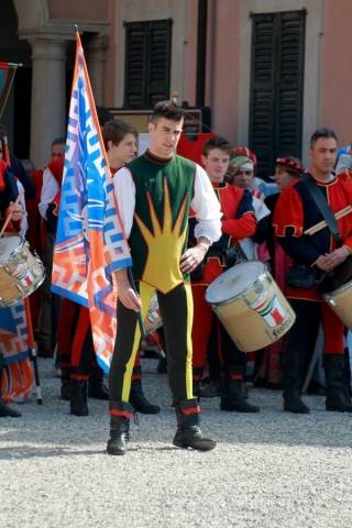 Sbandieratori e figuranti pronti per il Palio Bosino (inserita in galleria)