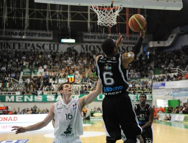 Semifinale gara3: Montepaschi- Cimberio 72-59  (inserita in galleria)