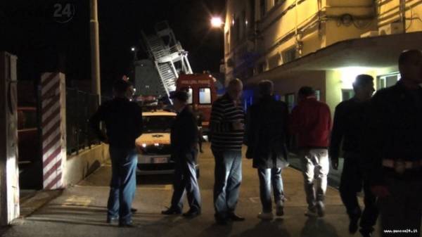 Tragedia al porto di Genova, le prime immagini (inserita in galleria)