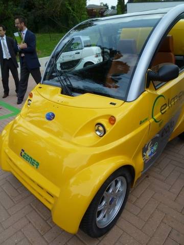 Una minicar elettrica per l'Agenzia del Turismo (inserita in galleria)