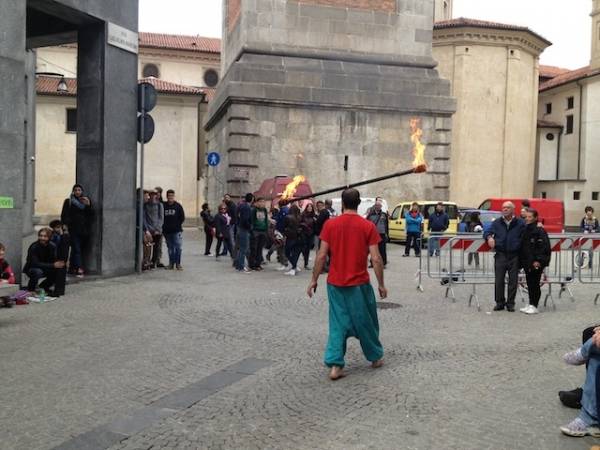 Va per strada, i giocolieri a Varese (inserita in galleria)