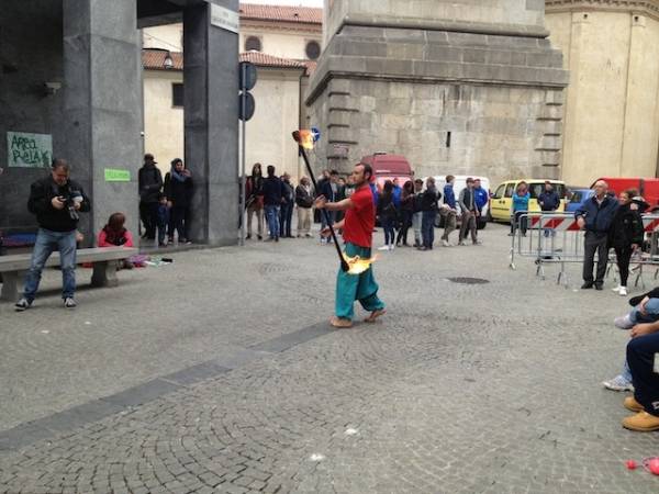 Va per strada, i giocolieri a Varese (inserita in galleria)