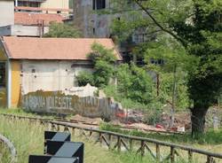 Crolla muro dell'ex cartiera sulla pista ciclabile (inserita in galleria)