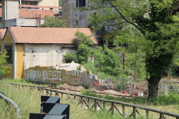 Crolla muro dell'ex cartiera sulla pista ciclabile (inserita in galleria)