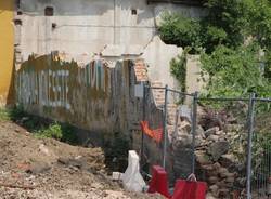 Crolla muro dell'ex cartiera sulla pista ciclabile (inserita in galleria)