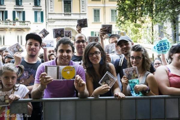 Folla per Max Pezzali alla casa del disco (inserita in galleria)