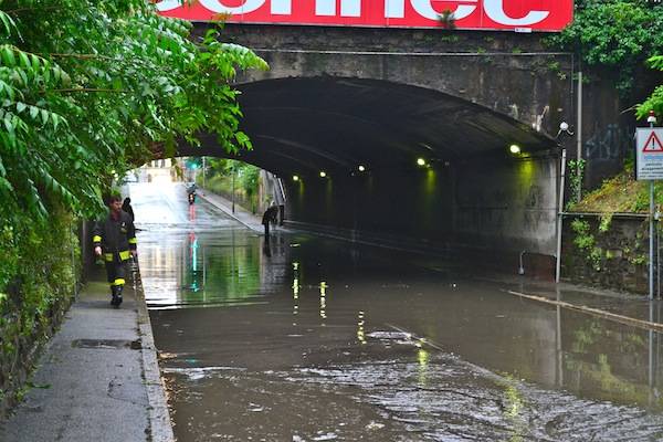 I sottopassi si riempiono di acqua (inserita in galleria)