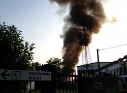 Incendio a un gruppo elettrogeno, fiamme fino a 10 metri (inserita in galleria)