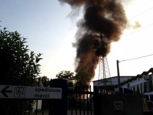 Incendio a un gruppo elettrogeno, fiamme fino a 10 metri (inserita in galleria)