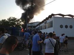 Incendio a un gruppo elettrogeno, fiamme fino a 10 metri (inserita in galleria)