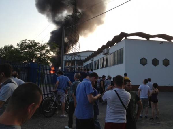 Incendio a un gruppo elettrogeno, fiamme fino a 10 metri (inserita in galleria)