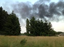 Incendio a un gruppo elettrogeno, fiamme fino a 10 metri (inserita in galleria)