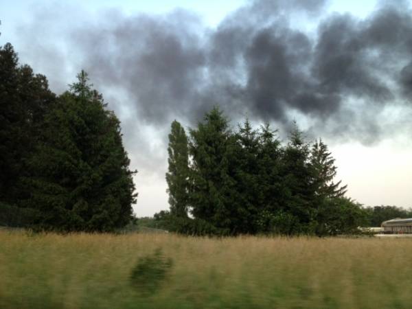Incendio a un gruppo elettrogeno, fiamme fino a 10 metri (inserita in galleria)