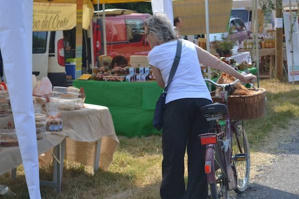 La "Bio fiera" alla Cascina Burattana (inserita in galleria)