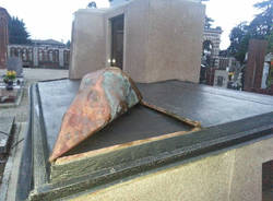 Ladri di rame al cimitero di Busto (inserita in galleria)