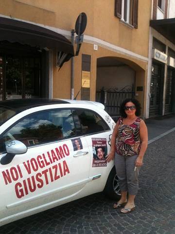 Lucia Uva, protesta in 500  (inserita in galleria)