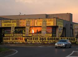Maxi pubblicità abusiva per il compro oro (inserita in galleria)