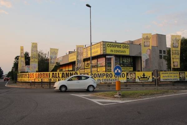 Maxi pubblicità abusiva per il compro oro (inserita in galleria)