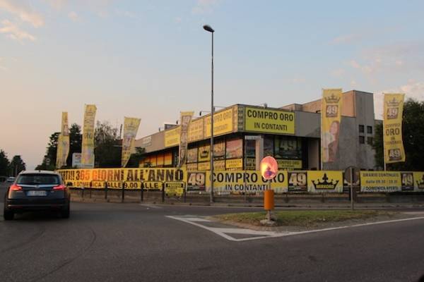 Maxi pubblicità abusiva per il compro oro (inserita in galleria)