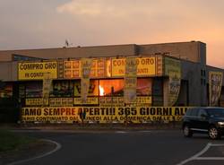 Maxi pubblicità abusiva per il compro oro (inserita in galleria)