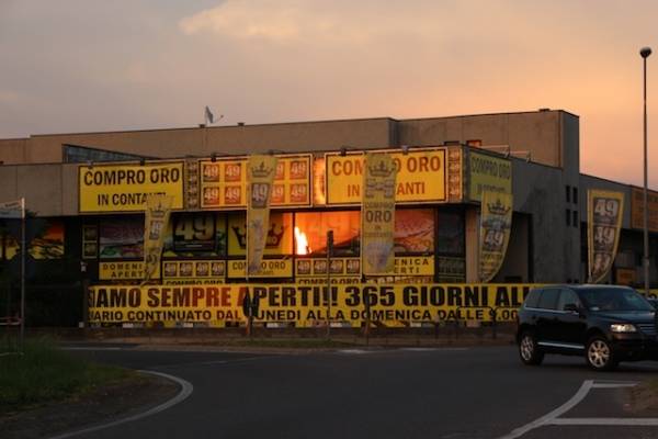 Maxi pubblicità abusiva per il compro oro (inserita in galleria)