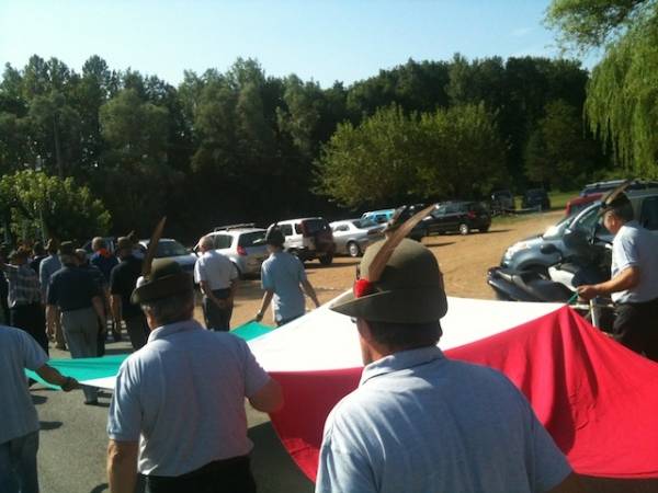 Gli alpini sfilano a Capolago  (inserita in galleria)