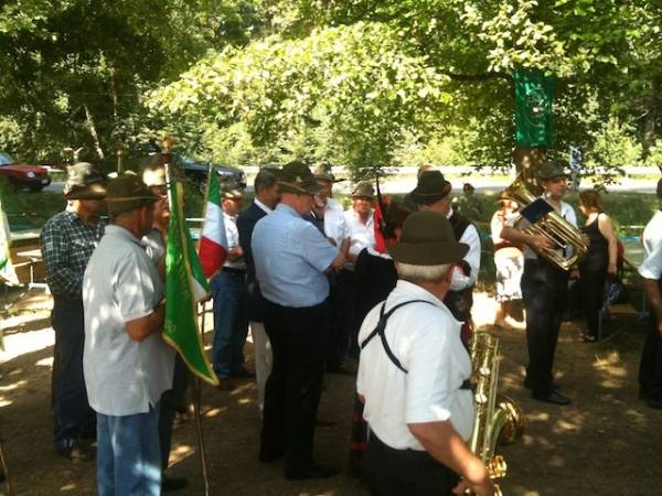 Gli alpini sfilano a Capolago  (inserita in galleria)