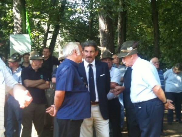 Gli alpini sfilano a Capolago  (inserita in galleria)