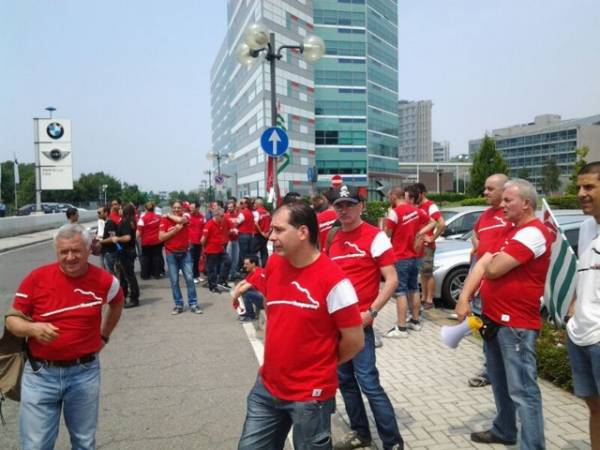 I lavoratori Husqvarna manifestano alla Bmw (inserita in galleria)
