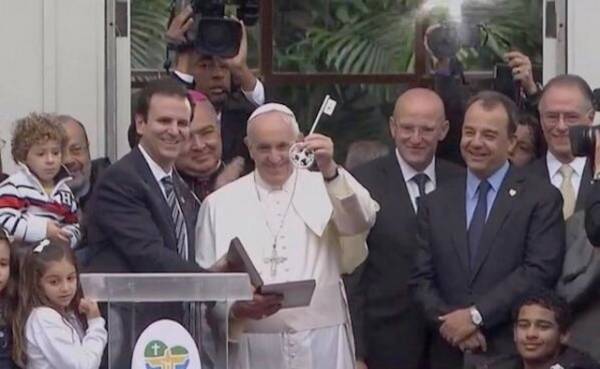 Il Papa con i pellegrini a Rio (inserita in galleria)