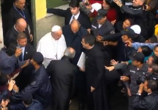 Il Papa con i pellegrini a Rio (inserita in galleria)