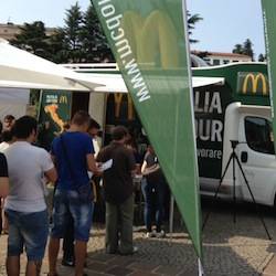 In fila per un posto da Mc Donald's (inserita in galleria)